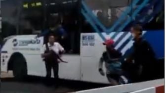 Detik Menegangkan Bus TransJakarta Mogok di Perlintasan Kereta, Penumpang Berhamburan