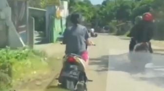 Cewek Naik Motor Sein Kanan tapi Belok Kiri, Pas Diklakson Malah Teriak-teriak