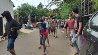 Lagi Asik Main 'Gituan' di Sawah, Eh Malah Ketahuan Sama Polisi Banyak Kondom Berserakan