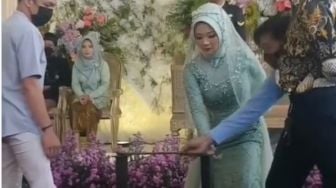 Pengantin Wanita Atraksi Patahkan Besi, Ibu Mertua Disorot: Ada Aroma Kepanikan