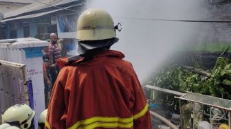 Rumah Berlantai 2 di Ciracas Terbakar, Diduga Akibat Korsleting Alat Elektronik