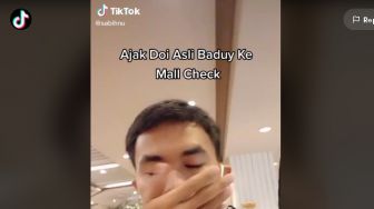 Pria Ajak Pacar Asli Baduy ke Mall, Jadi Makin Cinta Pas Lihat Pakaiannya