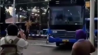 Kronologis Transjakarta Mogok di Rel Kereta Kawasan Halimun