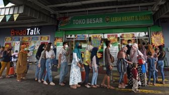 Sejumlah warga antre masuk ke gerai Giant Swalayan di Sempu, Serang, Banten, Senin (31/5/2021). ANTARA FOTO/Asep Fathulrahman