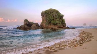 Surga Tersembunyi di Malang: Pantai Sepi dengan Ombak Tenang, Cocok Untuk Healing