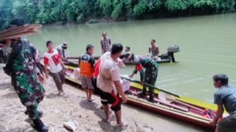 Miris! Jenazah Diangkut Pakai Perahu di Perbatasan RI-Malaysia