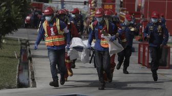 Peserta mengikuti simulasi penyelamatan saat kompetisi Fire Safety Challenge (FSC) antar Suku Dinas Pemadam Kebakaran di Kantor Dinas Penanggulangan Kebakaran dan Penyelamatan Pemprov DKI Jakarta, Gambir, Jakarta, Rabu (2/6/2021). [Suara.com/Angga Budhiyanto]