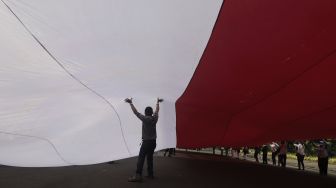 Pengibaran Bendera Merah Putih Raksasa di Patung Kuda