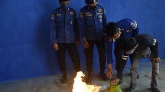 Petugas Pemadam Kebakaran melakukan simulasi penanganan kebocoran tabung gas di Kabupaten Gowa, Sulawesi Selatan, Rabu (2/6/2021). ANTARA FOTO/Abriawan Abhe
