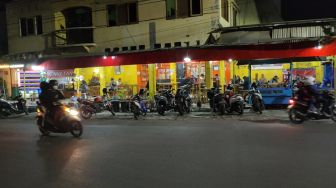 Pemilik Warkop Surabaya 'Iri' Sindir Kerumunan Pesta Ultah Khofifah