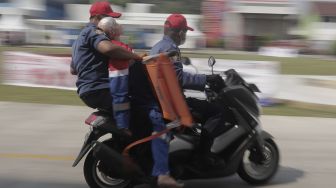 Petugas pemadam kebakaran membawa boneka manekin rescue usai melakukan simulasi penyelamatan dalam kompetisi Fire Safety Challenge (FSC) antar Suku Dinas Pemadam Kebakaran di Kantor Dinas Penanggulangan Kebakaran dan Penyelamatan Pemprov DKI Jakarta, Gambir, Jakarta, Rabu (2/6/2021). [Suara.com/Angga Budhiyanto]