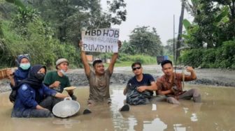 Unik, Mahasiswa Bogor Peringati Hari Lahir Pancasila di Jalan Rusak