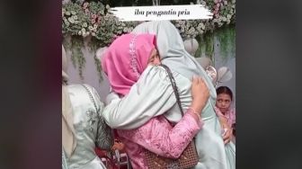 Hadiri Pernikahan Mantan, Viral Wanita Ini Malah Menangis Peluk Ibu Pengantin Pria