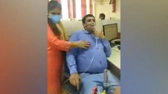 Viral Lelaki India Datang ke Kantor Pakai Tabung Oksigen, Tak Boleh Cuti!