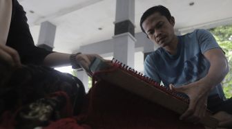 Orang dengan masalah kejiwaan (ODMK) berlatih membuat keset kain perca di Panti Sosial Bina Insan Bangun Daya 2, Cipayung, Jakarta, Kamis (3/6/2021). [Suara.com/Angga Budhiyanto]