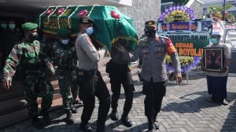 Petugas mengusung peti jenazah saat upacara pelepasan jenazah Ketua DPRD Boyolali S Paryanto di Kantor DPRD Boyolali, Jawa Tengah, Kamis (3/6/2021).  ANTARA FOTO/Aloysius Jarot Nugroho