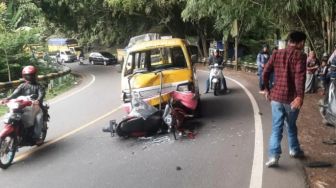 Bruk! Adu Banteng Motor vs Angkot, Pelajar SMA Dilarikan ke RSUD Cimacan