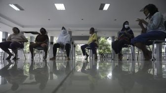 Sejumlah orang dengan masalah kejiwaan (ODMK) mengikuti pelatihan tata boga di Panti Sosial Bina Insan Bangun Daya 2, Cipayung, Jakarta, Kamis (3/6/2021). [Suara.com/Angga Budhiyanto]