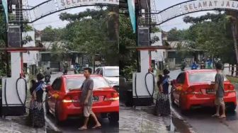 Mobil Mewah Kepergok Beli Bensin Eceran Pinggir Jalan, Publik Beri Pujian