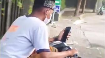 Viral Pemotor Bucin Bikin Pemobil Heran, Nekat Video Call Pacar Sambil Berkendara