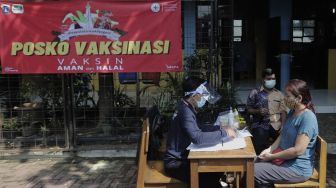 Warga mendaftarkan diri untuk mendapatkan vaksin COVID-19 di MTs As-Syafiiyah, Cilangkap, Jakarta, Kamis (3/6/2021). [Suara.com/Angga Budhiyanto]