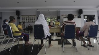 Sejumlah orang dengan masalah kejiwaan (ODMK) mengikuti pelatihan tata boga di Panti Sosial Bina Insan Bangun Daya 2, Cipayung, Jakarta, Kamis (3/6/2021). [Suara.com/Angga Budhiyanto]