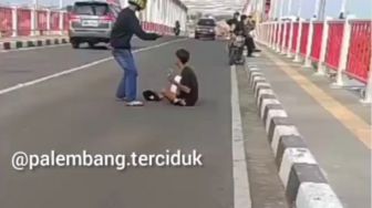 Dua Pria Mengamen di Badan Jembatan Musi VI, Netizen Ramai Menghujat