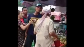 Viral Preman Pasar Aniaya Pria Tua di Medan, Korban Menunduk Ketakutan