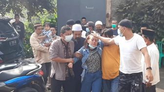 Tiba di Rumah Duka, Nina Mpok Alpa Hampir Pingsan Lihat Jenazah Ayahnya