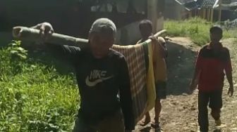 Cerita Masitah, Ibu Muda di Pelosok Lebak Ditandu Warga Bersama sang Bayi 