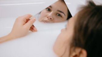 Kebiasaan yang Membuat Hasil Skincare Routine di Malam Hari Tak Optimal 