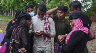 Sejumlah imigran etnis Rohingya berada di kawasan pantai Kuala Simpang Ulim, Simpang Ulim, Aceh Timur, Aceh, Jumat (4/6/2021). [ANTARA FOTO/Hayaturrahmah]