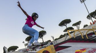 Pemain skateboard asal Brasil, Rayssa Leal berlaga saat Kejuaraan Dunia Skateboard Jalanan di Foro Italico, Roma, pada (3/6/2021). [Tiziana FABI / AFP]