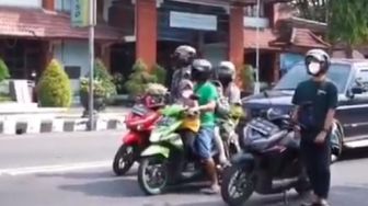 Aksi Pemotor Ini Tuai Pujian, Dengar Lagu Garuda Pancasila Langsung Turun dari Motor
