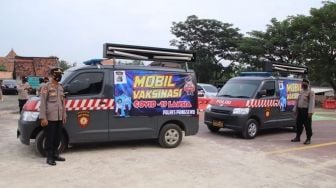 Vaksinasi Lansia di Pringsewu, Dijemput Mobil Polisi Lalu Diberi Bingkisan