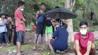 Sejumlah imigran etnis Rohingya berada di kawasan pantai Kuala Simpang Ulim, Simpang Ulim, Aceh Timur, Aceh, Jumat (4/6/2021). [ANTARA FOTO/Hayaturrahmah]