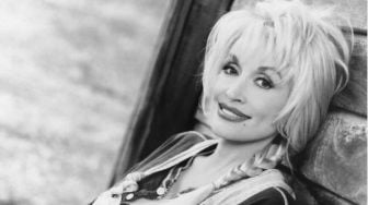 Penyanyi Dolly Parton Pilih Pakai Makeup saat Mau Tidur, Gegara Takut Ini