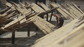 Pekerja menjemur mie saat produksi mie berbahan baku tepung tapioka di pabrik mie lethek cap Garuda, Bendo, Srandakan, Bantul, D I Yogyakarta, Jumat (4/6/2021). [ANTARA FOTO/Andreas Fitri Atmoko]