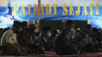 Sejumlah prajurit TNI Angkatan Laut mengikuti doa bersama di Koarmada II, Surabaya, Jawa Timur, Kamis (3/6/2021). [ANTARA FOTO/Didik Suhartono]