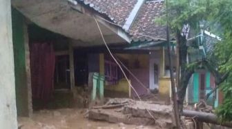 Tebing Setinggi 70 Meter Longsor di Cianjur, 5 Rumah Rata Dengan Tanah