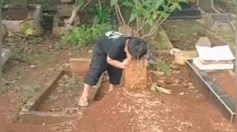 Bikin Mewek, Viral Video Anak Terus Bangunkan Ibunya yang Berada di Dalam Kubur