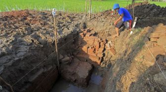 Tim arkeolog dari Balai Pelestarian Cagar Budaya (BPCB) Banten melakukan identifikasi temuan situs kuno yang diduga bangunan candi di desa Sambimaya, Indramayu, Jawa Barat, Jumat (4/6/2021). [ANTARA FOTO/Dedhez Anggara]