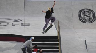 Pemain skateboard asal Jepang, Aori Nishimura berlaga saat Kejuaraan Dunia Skateboard Jalanan di Foro Italico, Roma, pada (3/6/2021). [Tiziana FABI / AFP]