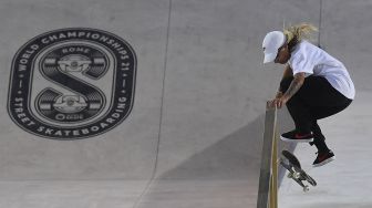 Pemain skateboard asal Brasil, Leticia Bufoni berlaga saat Kejuaraan Dunia Skateboard Jalanan di Foro Italico, Roma, pada (3/6/2021). [Tiziana FABI / AFP]