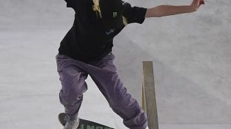 Pemain skateboard asal Jepang, Aori Nishimura berlaga saat Kejuaraan Dunia Skateboard Jalanan di Foro Italico, Roma, pada (3/6/2021). [Tiziana FABI / AFP]