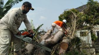 Hujan Deras Serta Angin Puting Beliung Terjang Cilegon, Rumah dan MTS Rusak