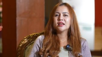 Ratu Rizky Pamer Potret Mesra Bareng Bule, Sudah Move On dari Alfath Faathier?