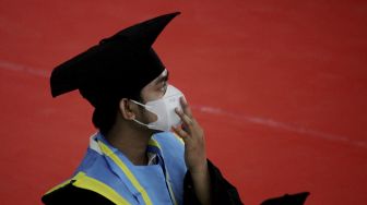 Wisudawan Universitas Islam Makassar (UIM) mengikuti wisuda tatap muka di kampus UIM, Makassar, Sulawesi Selatan, Sabtu (5/6/2021). [ANTARA FOTO/Arnas Padda]