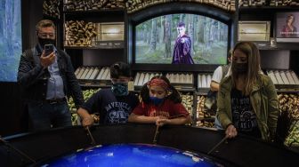 Orang-orang berbelanja di dalam toko Harry Potter terbesar di dunia di Kota New York, Amerika Seikat, pada (3/6/2021). [Angela Weiss / AFP]