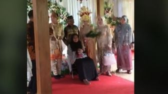 Bikin Mewek, Viral Momen Perjuangan Nenek Demi Foto dengan Cucu saat Menikah